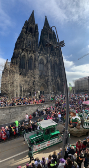 Rosenmontag-2023-Koeln-044